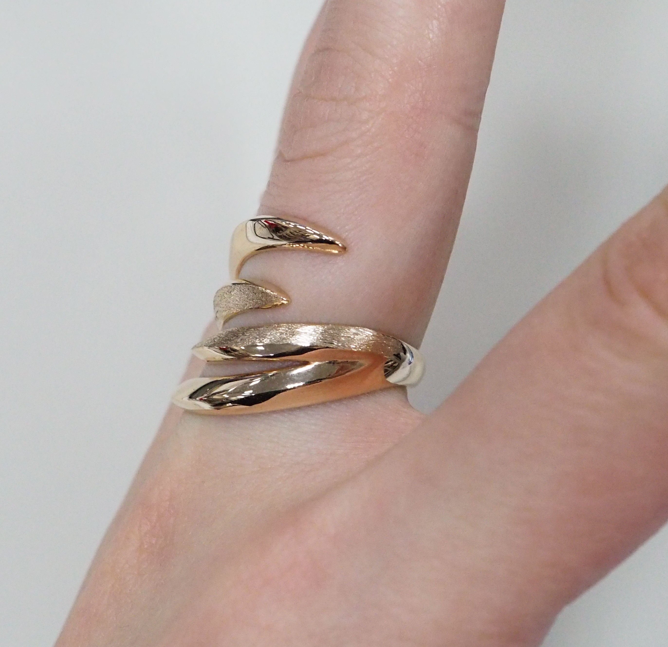 Незамкнутое кольцо из золота